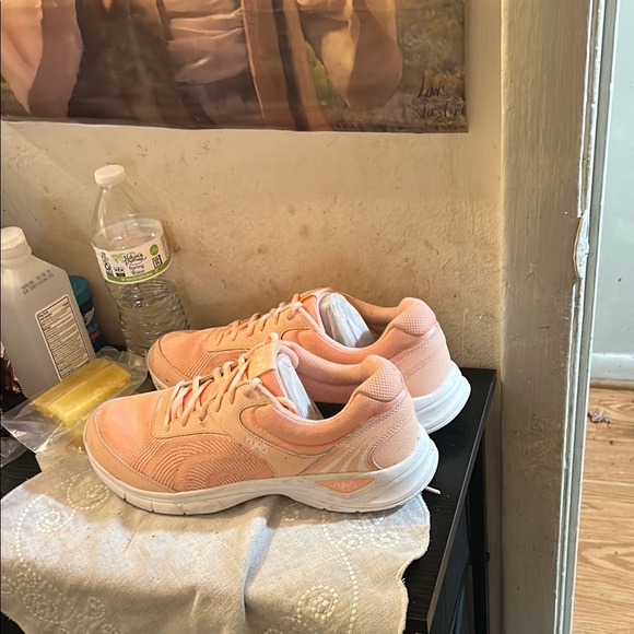 Puma Women's Peach Sneakers - Picture 4 of 5